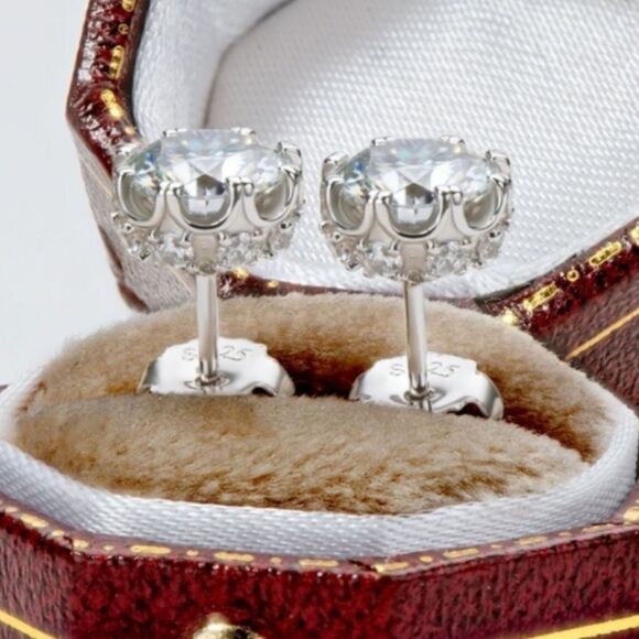 Certified 1.00CT VVS1 Moissanite Diamond Luxury Stud Earrings - Picture 13 of 14